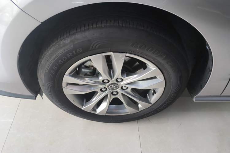 Used Toyota SIENNA 2024 2.5L Hybrid Comfort Edition Left Front Wheel Hub