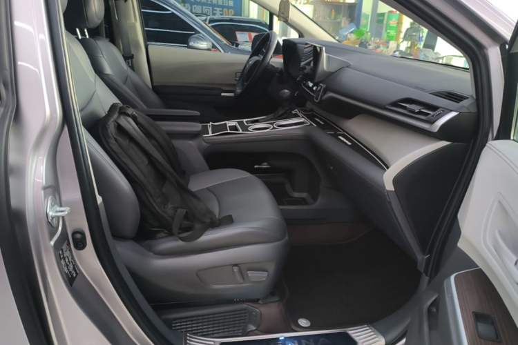 Used Toyota SIENNA 2024 2.5L Hybrid Comfort Edition Right Front Seat