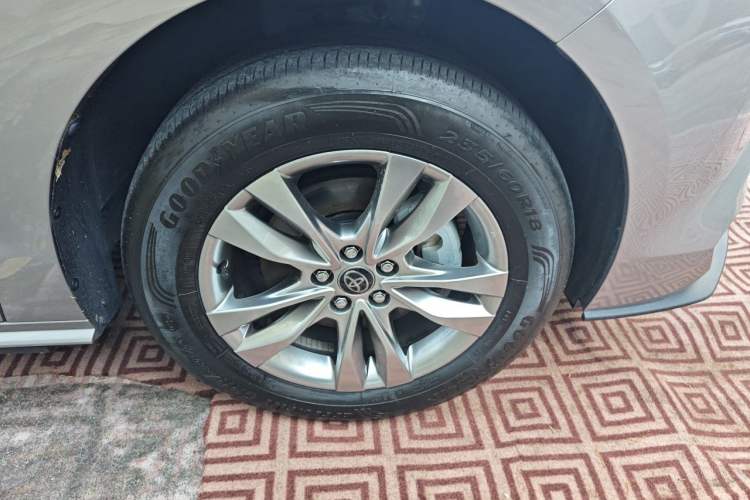 Used Toyota SIENNA 2024 2.5L Hybrid Comfort Edition Right Front Wheel Hub