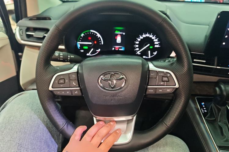 Used Toyota SIENNA 2024 2.5L Hybrid Comfort Edition Steering Wheel