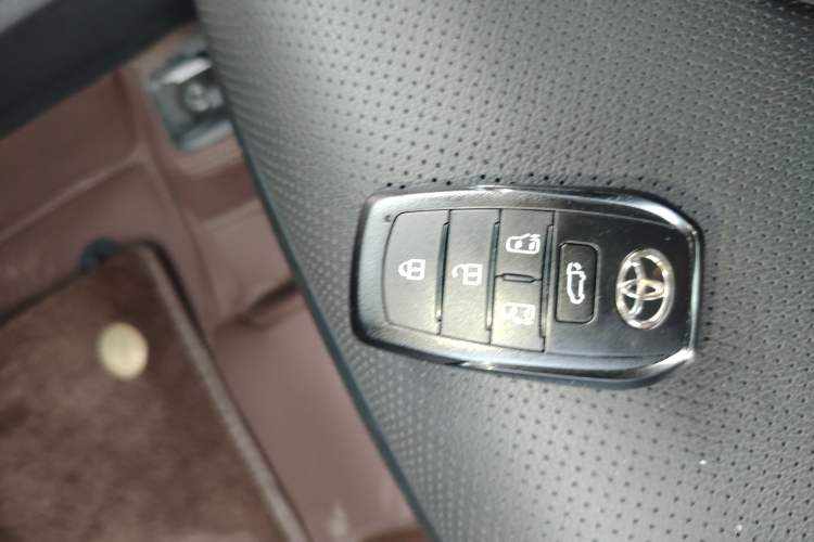 Used Toyota SIENNA 2024 2.5L Hybrid Four-Wheel Drive Luxury Edition Vehicle Key