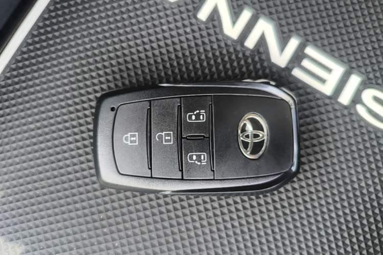 Used Toyota SIENNA 2024 2.5L Hybrid Comfort Edition Vehicle Key