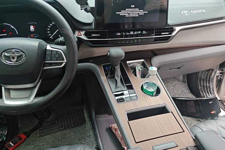 Used Toyota SIENNA 2024 2.5L Hybrid Comfort Edition Audio And AC Panel