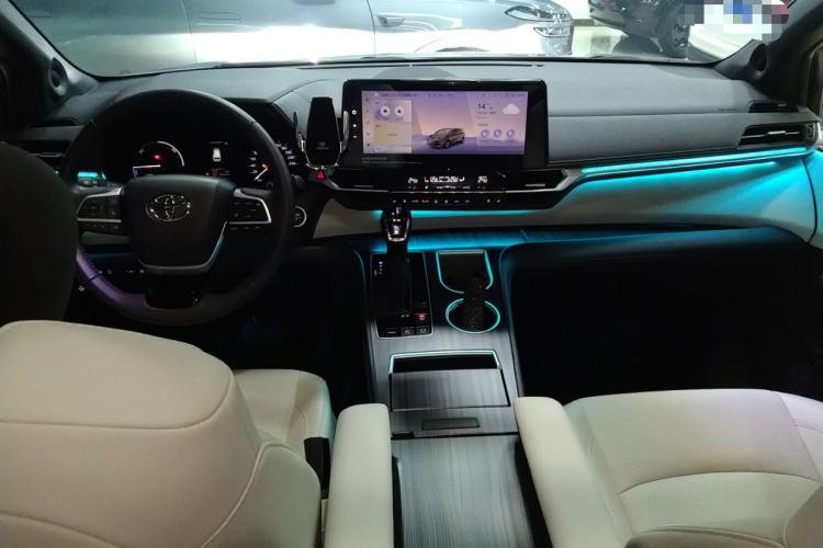 Used Toyota SIENNA 2024 2.5L Hybrid Four-Wheel Drive Prestige Edition Center Console