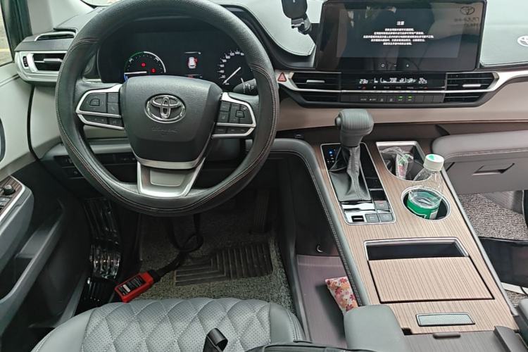 Used Toyota SIENNA 2024 2.5L Hybrid Comfort Edition Center Console