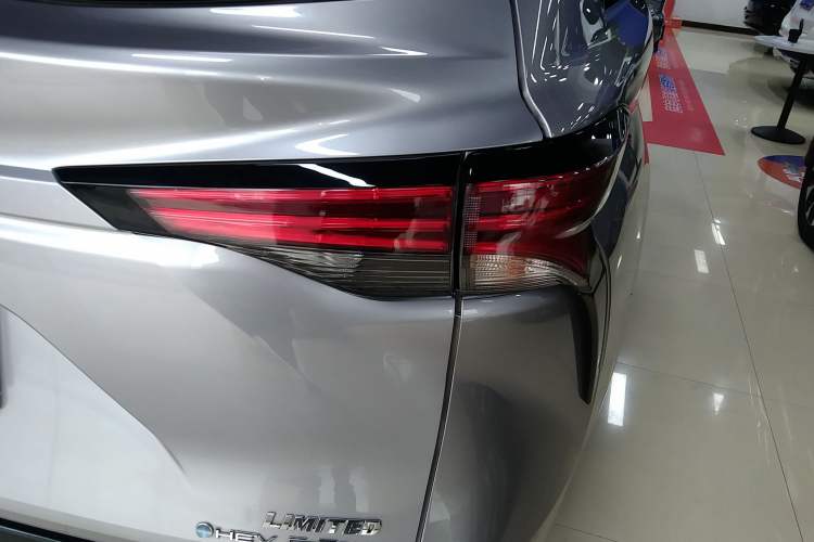 Used Toyota SIENNA 2024 2.5L Hybrid Four-Wheel Drive Prestige Edition Exterior 3