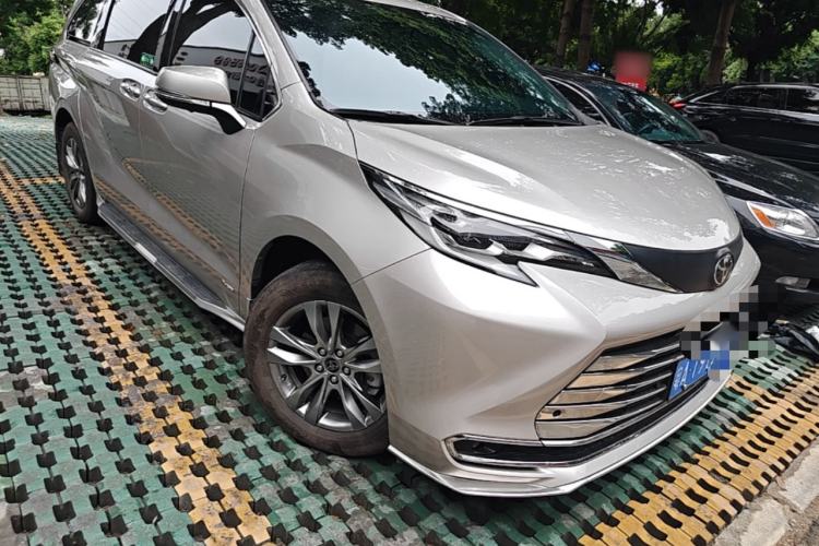 Used Toyota SIENNA 2024 2.5L Hybrid Comfort Edition Front Right 45 Deg