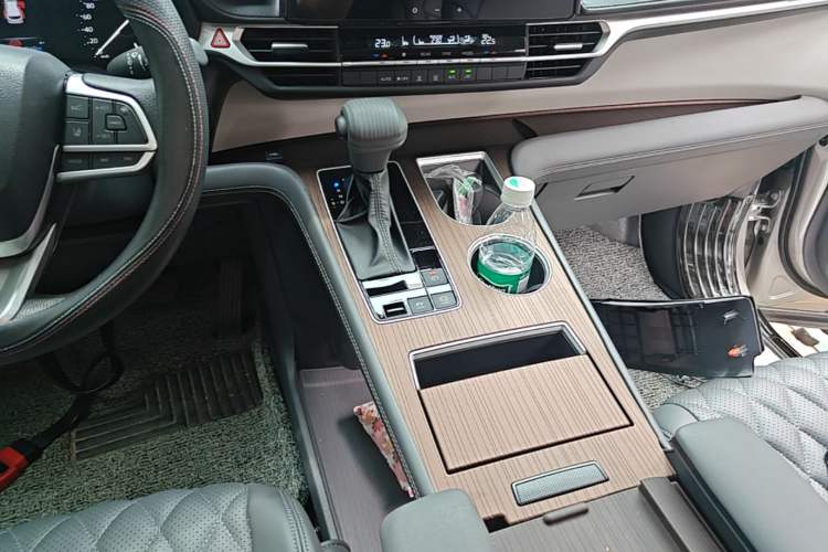 Used Toyota SIENNA 2024 2.5L Hybrid Comfort Edition Gear Lever