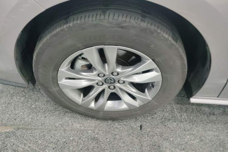 Used Toyota SIENNA 2024 2.5L Hybrid Comfort Edition Left Front Wheel Hub