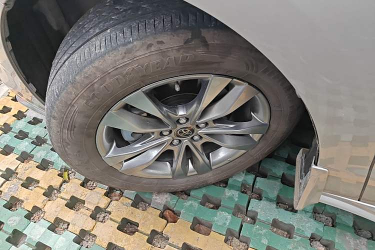 Used Toyota SIENNA 2024 2.5L Hybrid Comfort Edition Left Front Wheel Hub
