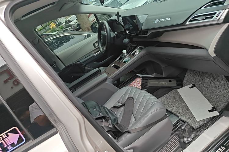 Used Toyota SIENNA 2024 2.5L Hybrid Comfort Edition Right Front Seat