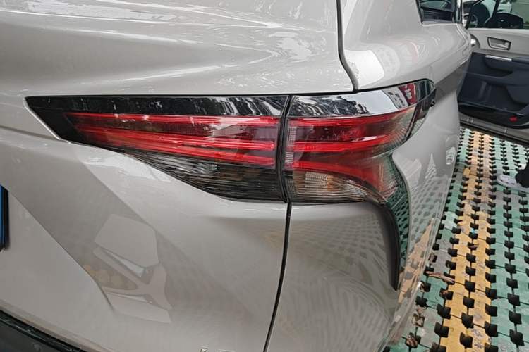 Used Toyota SIENNA 2024 2.5L Hybrid Comfort Edition Right Rear Taillight