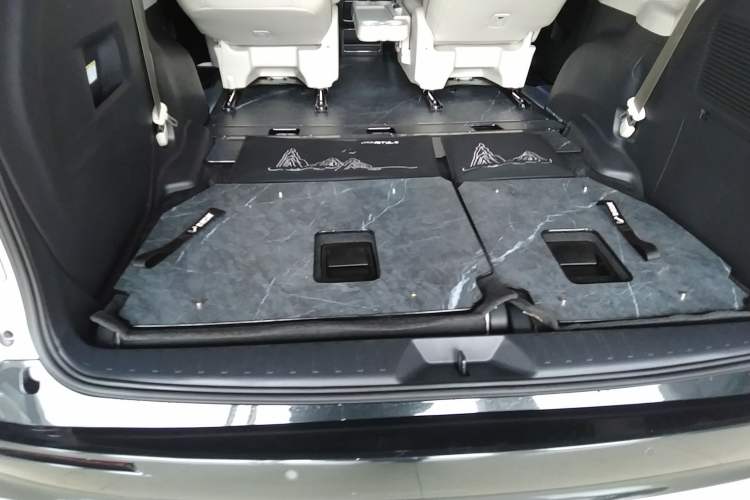 Used Toyota SIENNA 2024 2.5L Hybrid Four-Wheel Drive Prestige Edition Trunk