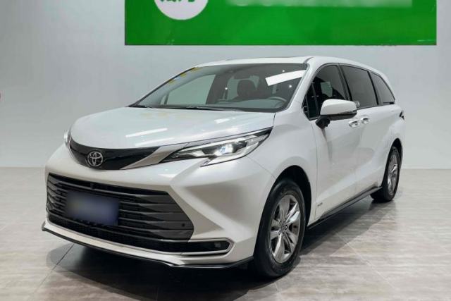 Ojetý Toyota SIENNA 2024 2.5L Hybrid Luxury Edition