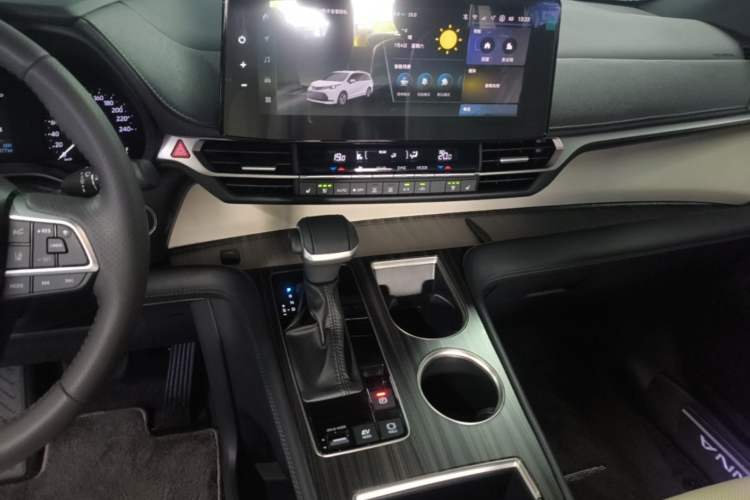 Used Toyota SIENNA 2024 2.5L Hybrid Luxury Edition Audio And AC Panel