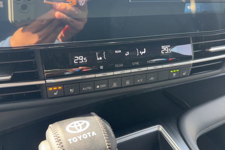Used Toyota SIENNA 2024 2.5L Hybrid Four-Wheel Drive Prestige Edition Audio And AC Panel