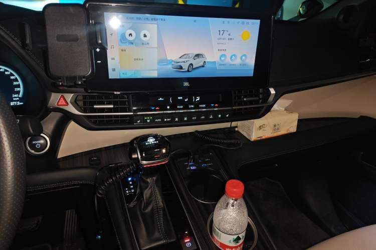 Used Toyota SIENNA 2024 2.5L Hybrid Platinum Edition Audio And AC Panel