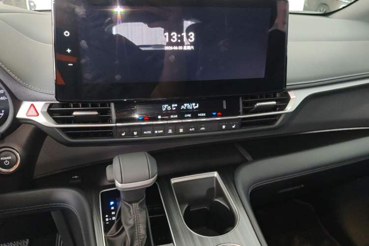 Used Toyota SIENNA 2024 2.5L Hybrid Four-Wheel Drive Prestige Edition Audio And AC Panel