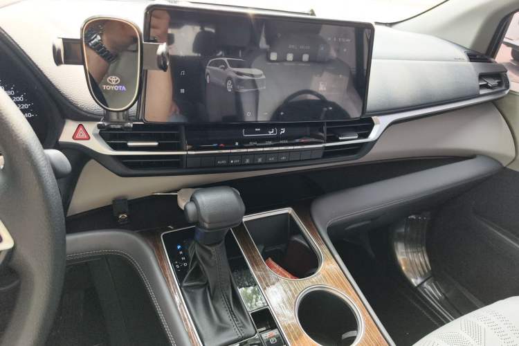 Used Toyota SIENNA 2024 2.5L Hybrid Comfort Edition Audio And AC Panel