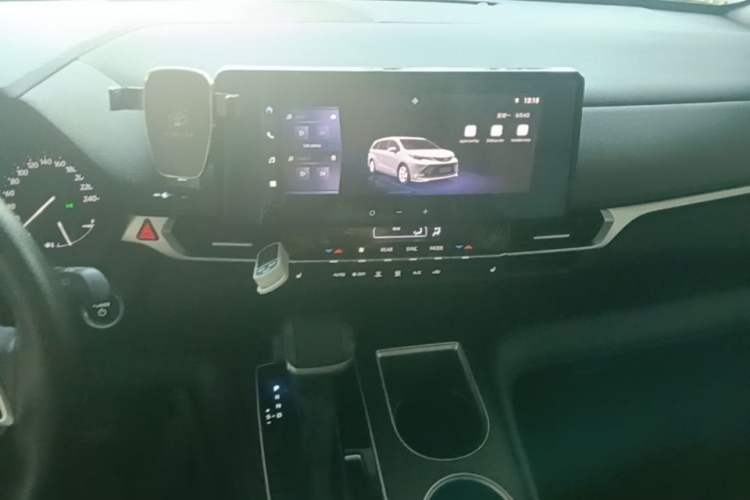 Used Toyota SIENNA 2024 2.5L Hybrid Luxury Edition Audio And AC Panel