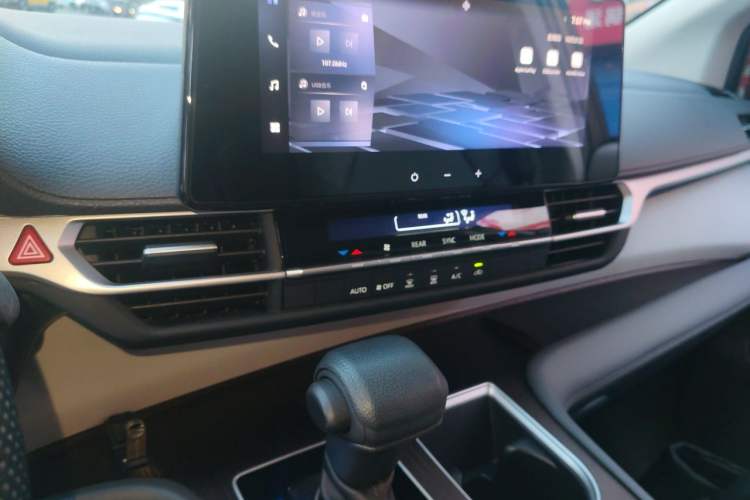 Used Toyota SIENNA 2024 2.5L Hybrid Comfort Edition Audio And AC Panel