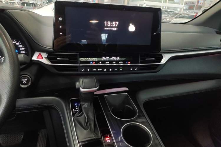 Used Toyota SIENNA 2024 2.5L Hybrid Luxury Edition Audio And AC Panel