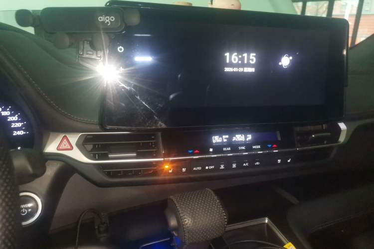 Used Toyota SIENNA 2024 2.5L Hybrid Luxury Edition Audio And AC Panel