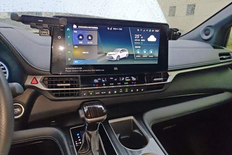 Used Toyota SIENNA 2024 2.5L Hybrid Platinum Edition Audio And AC Panel
