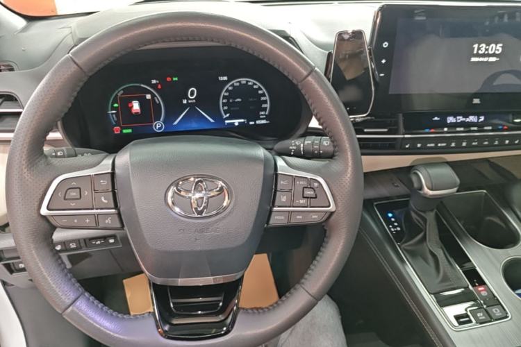 Used Toyota SIENNA 2024 2.5L Hybrid Platinum Edition Center Console