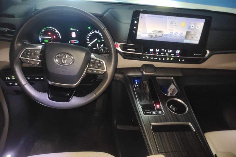 Used Toyota SIENNA 2024 2.5L Hybrid Luxury Edition Center Console