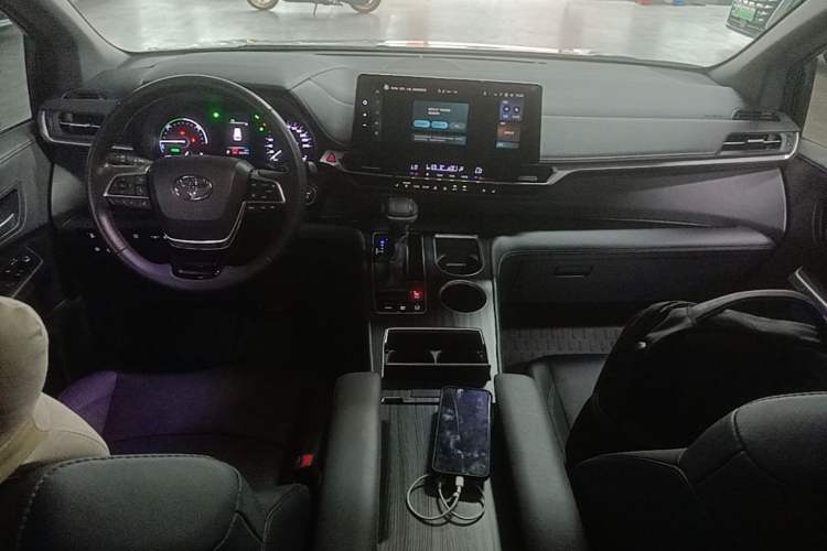Used Toyota SIENNA 2024 2.5L Hybrid Four-Wheel Drive Prestige Edition Center Console