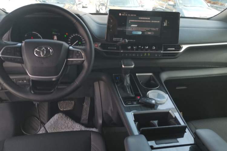 Used Toyota SIENNA 2024 2.5L Hybrid Four-Wheel Drive Prestige Edition Center Console