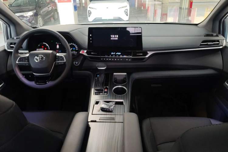 Used Toyota SIENNA 2024 2.5L Hybrid Four-Wheel Drive Prestige Edition Center Console