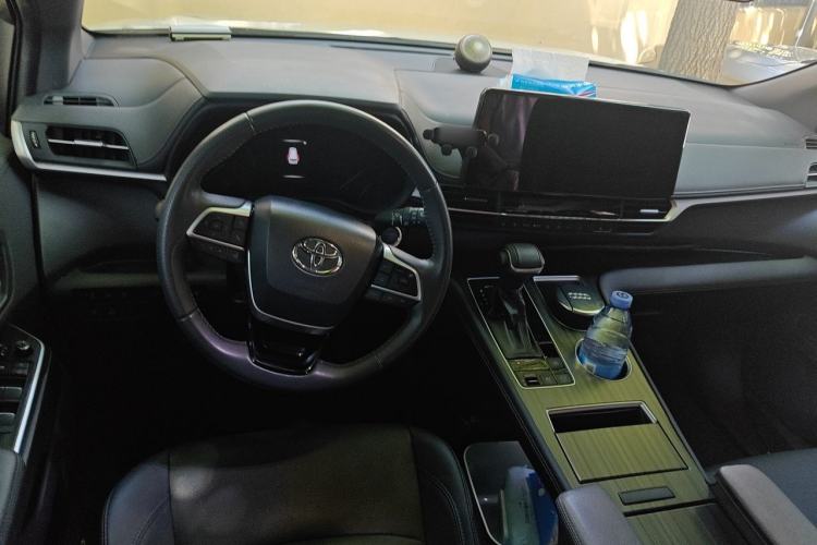 Used Toyota SIENNA 2024 2.5L Hybrid Luxury Edition Center Console