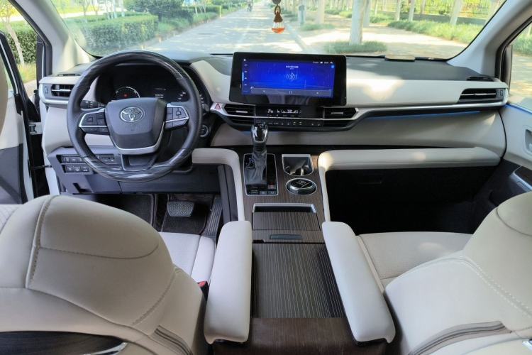 Used Toyota SIENNA 2024 2.5L Hybrid Comfort Edition Center Console
