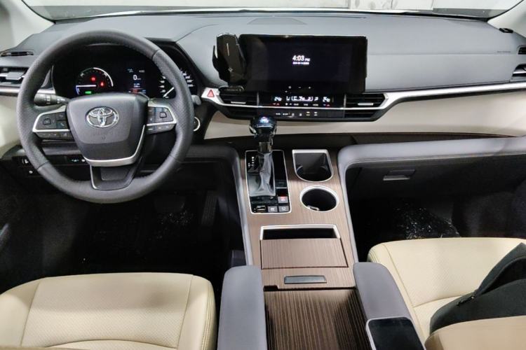 Used Toyota SIENNA 2024 2.5L Hybrid Comfort Edition Center Console