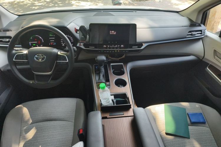 Used Toyota SIENNA 2024 2.5L Hybrid Comfort Edition Center Console