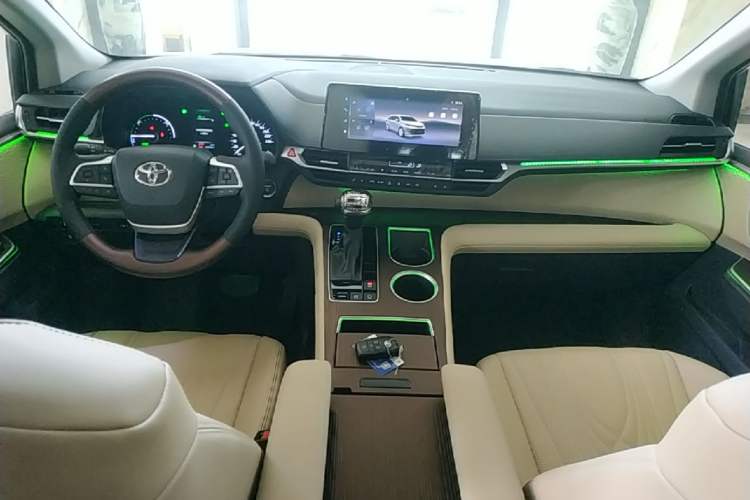 Used Toyota SIENNA 2024 2.5L Hybrid Comfort Edition Center Console