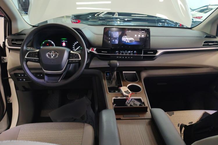 Used Toyota SIENNA 2024 2.5L Hybrid Comfort Edition Center Console