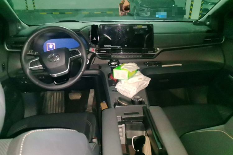 Used Toyota SIENNA 2024 2.5L Hybrid Platinum Edition Center Console