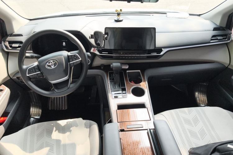 Used Toyota SIENNA 2024 2.5L Hybrid Comfort Edition Center Console