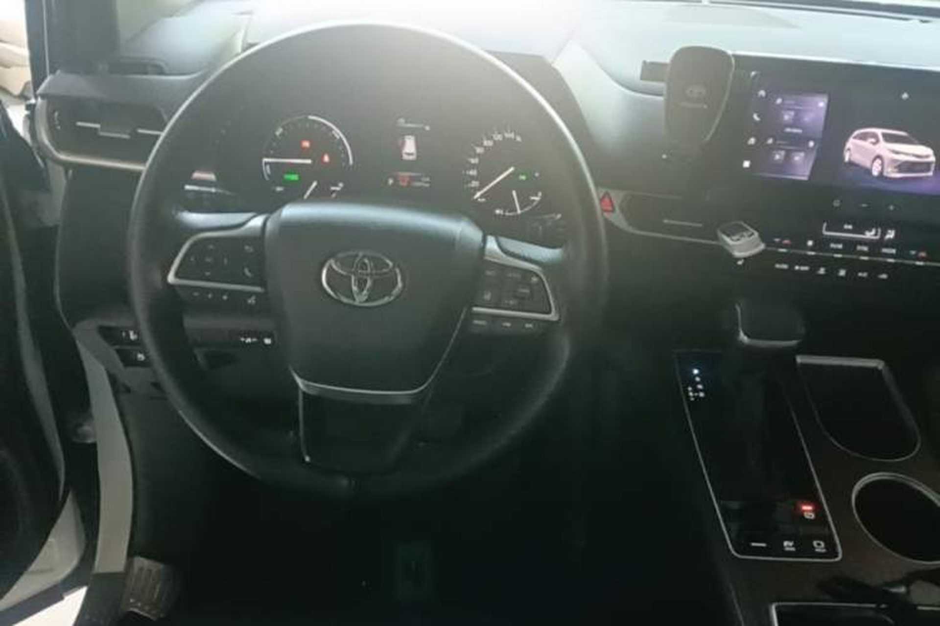 Used Toyota SIENNA 2024 2.5L Hybrid Luxury Edition Center Console