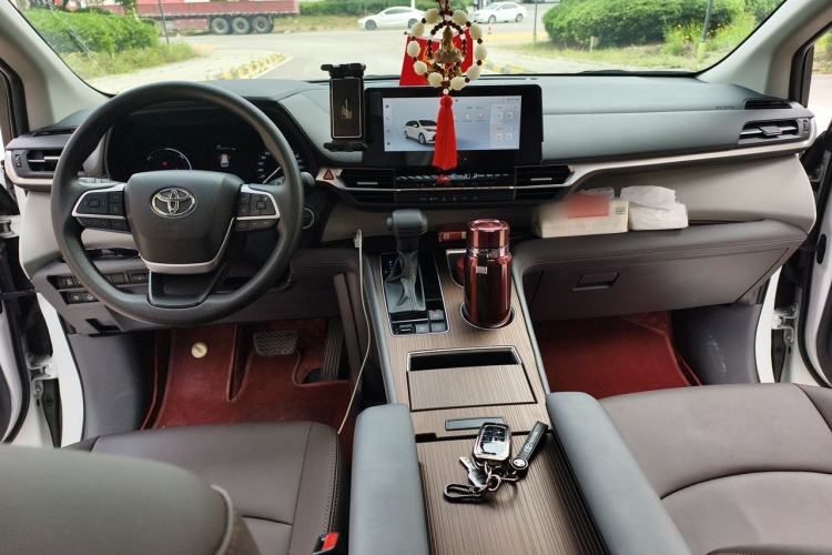 Used Toyota SIENNA 2024 2.5L Hybrid Comfort Edition Center Console