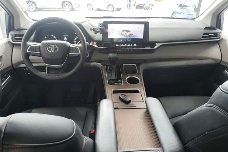 Used Toyota SIENNA 2024 2.5L Hybrid Comfort Edition Center Console
