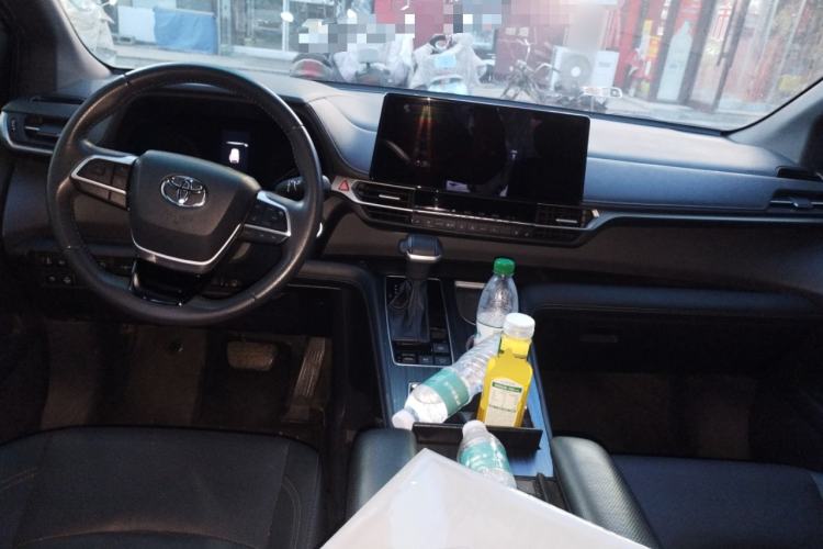 Used Toyota SIENNA 2024 2.5L Hybrid Four-Wheel Drive Prestige Edition Center Console