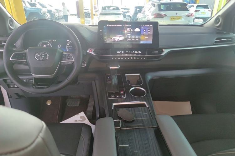 Used Toyota SIENNA 2024 2.5L Hybrid Platinum Edition Center Console