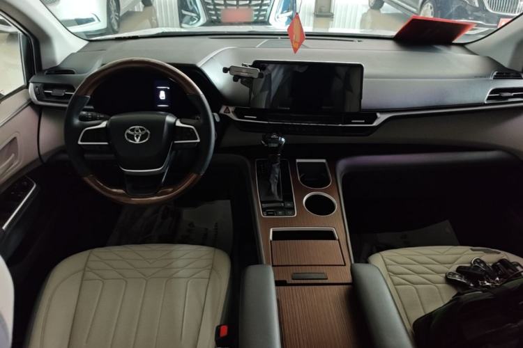 Used Toyota SIENNA 2024 2.5L Hybrid Comfort Edition Center Console