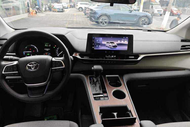 Used Toyota SIENNA 2024 2.5L Hybrid Comfort Edition Center Console