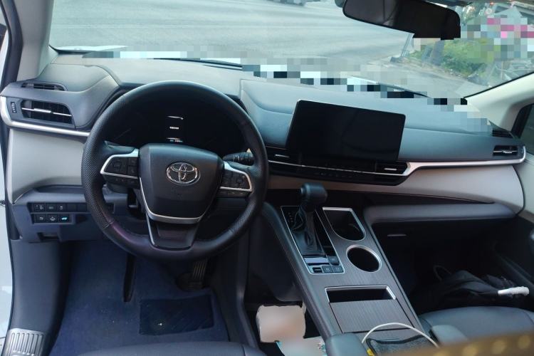 Used Toyota SIENNA 2024 2.5L Hybrid Comfort Edition Center Console