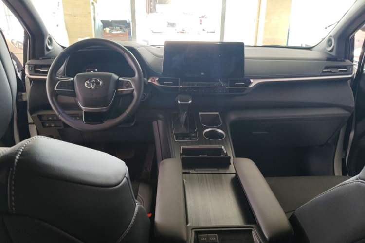 Used Toyota SIENNA 2024 2.5L Hybrid Platinum Edition Center Console